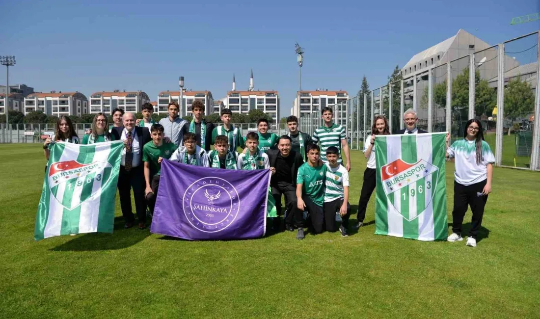 Şahinkaya Eğitim Kurumları öğrencileri, Bursaspor’un antrenmanında ziyaret ederek şampiyonluklarını kutladı.