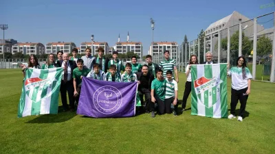 Şahinkaya Eğitim Kurumları öğrencileri, Bursaspor’un antrenmanında ziyaret ederek şampiyonluklarını kutladı.