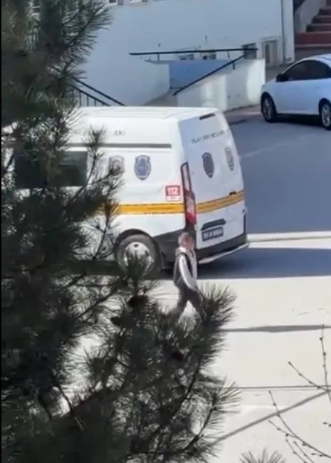 Bilecik’te bir okulun tuvaletinde temizlik yapan görevliler kızlar tuvaletinde saklanmış