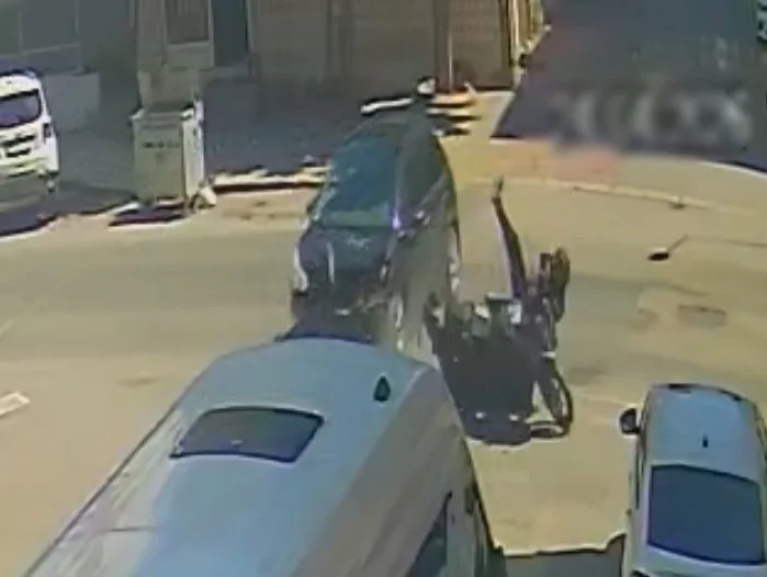 Tekirdağ Çorlu’da otomobille çarpışan motosikletin sürücüsünün yaralandığı kaza kameraya yansıdı.