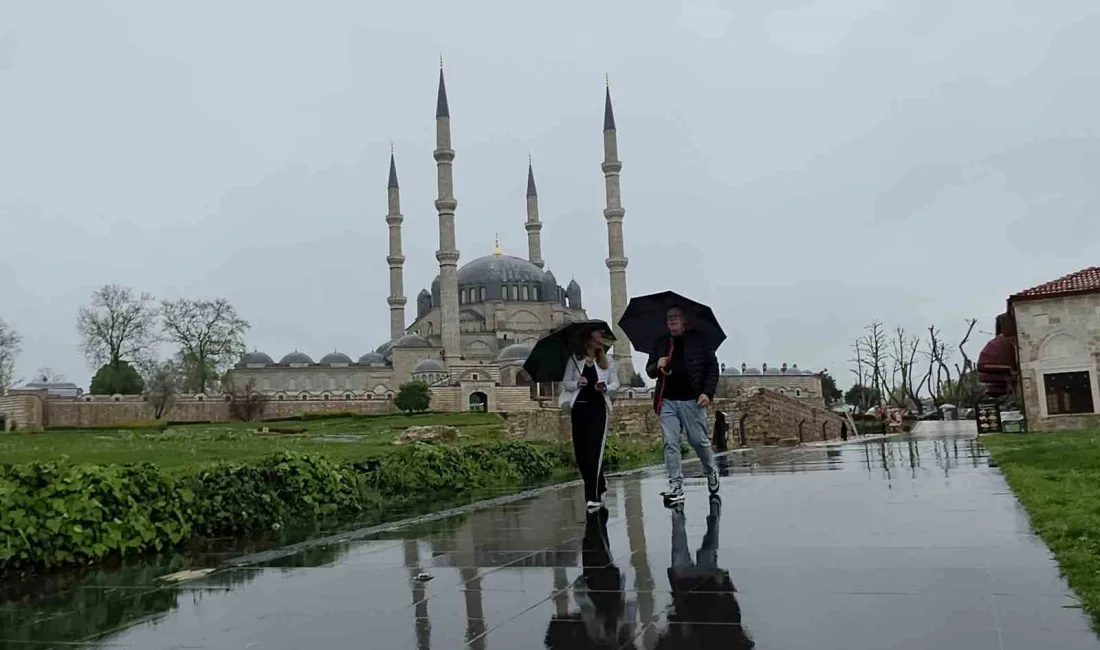 Edirne’de sabah saatlerinde etkisini göstermeye başlayan sağanak yağış, kent genelinde
