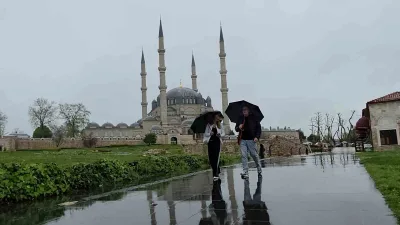 Edirne’de sabah saatlerinde etkisini göstermeye başlayan sağanak yağış, kent genelinde