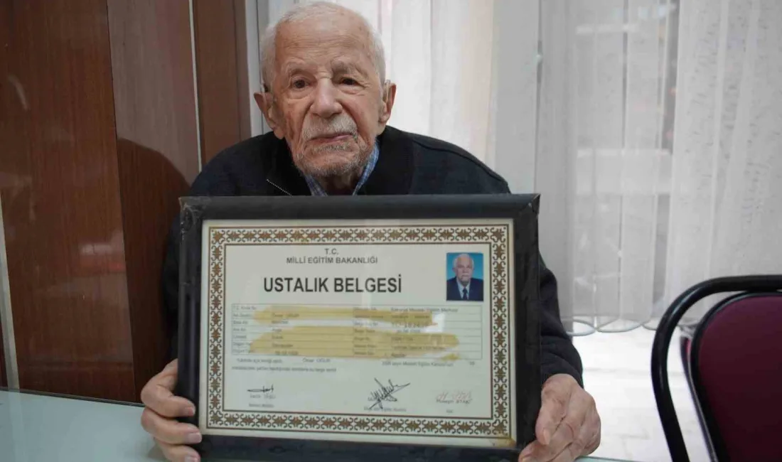 Sakarya’da yaşayan 100 yaşındaki Ömer Oğur, 84 yıldır sürdürdüğü dönercilik