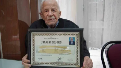 Sakarya’da yaşayan 100 yaşındaki Ömer Oğur, 84 yıldır sürdürdüğü dönercilik