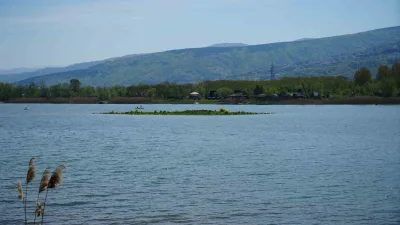 Sapanca Gölü’nde suların çekilmesiyle, yıllardır gölün altında kalan ve vatandaşların