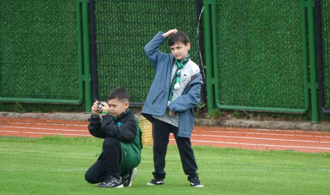 Kocaelispor-Göztepe maçında Serdar Dursun’un penaltı golünü kaydeden minik taraftar Ertuğrul