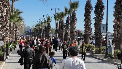 İstanbul’un Silivri ilçesinde baharın yüzünü gösterdiği güneşli pazar gününde vatandaşlar