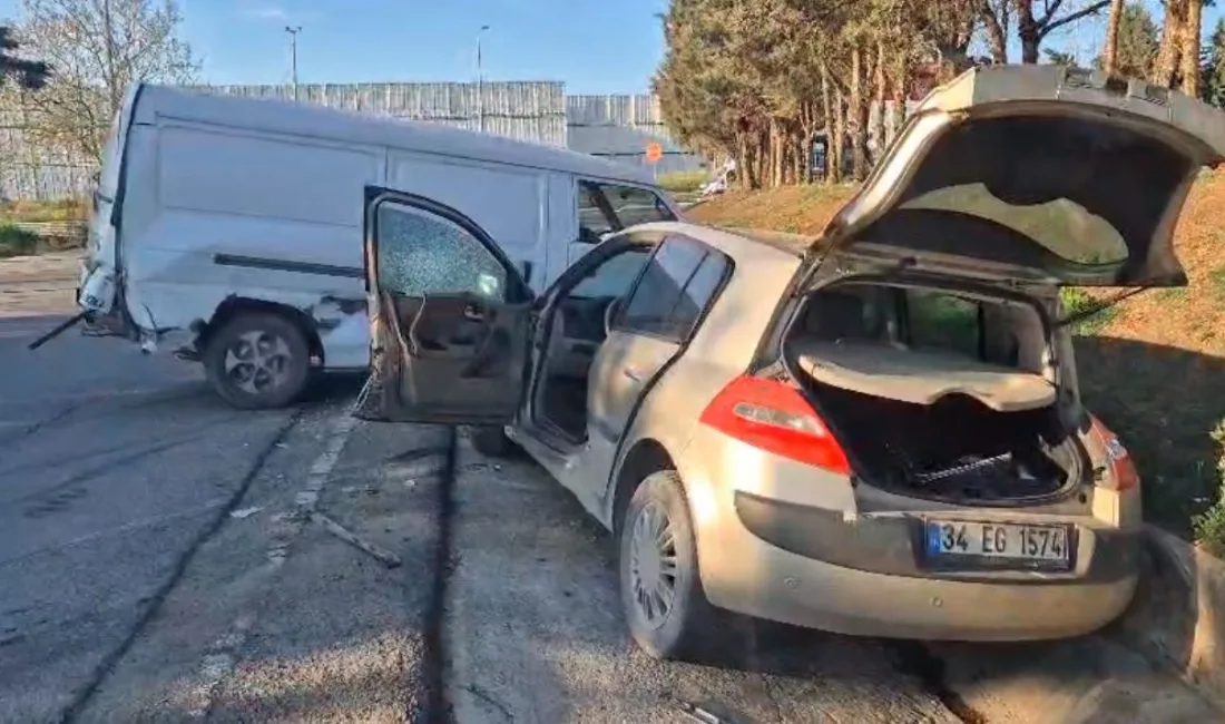İstanbul Silivri’de sürücüsünün direksiyon hakimiyetini kaybettiği kepçe, park alanında iki