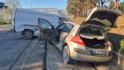 İstanbul Silivri’de sürücüsünün direksiyon hakimiyetini kaybettiği kepçe, park alanında iki
