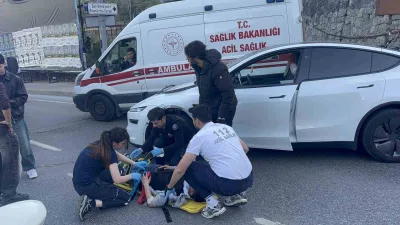 Şişli’de meydana gelen kazada Tesla marka otomobil ile motosiklet çarpıştı.