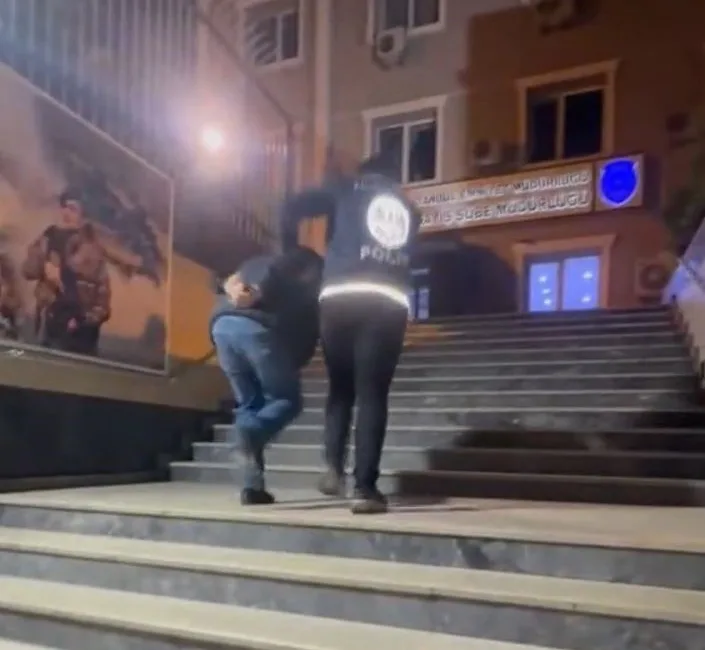 İstanbul’da sosyal medyada polis yeleği giyerek yayın yapan şahıs gözaltına