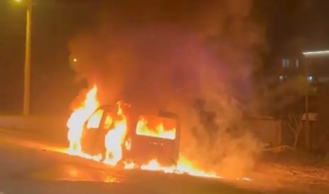 Tekirdağ’da seyir halindeki araç alev alev yandı. Aracı demir yığınına