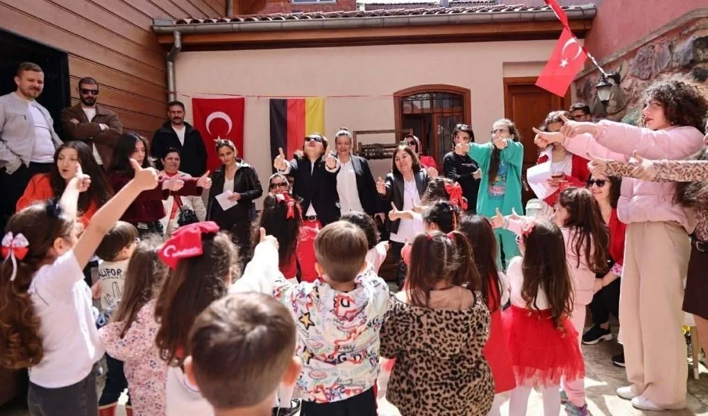 Tekirdağ’da düzenlenen interaktif Almanca çocuk atölyesinde 4-6 yaş grubu minikler