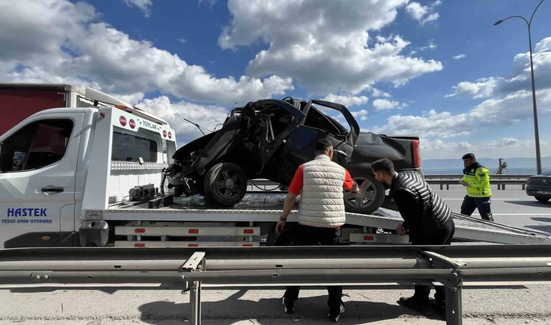 TEM Otoyolu’nun Kocaeli geçişinde kontrolden çıkan otomobilin yön levhasına saplandığı