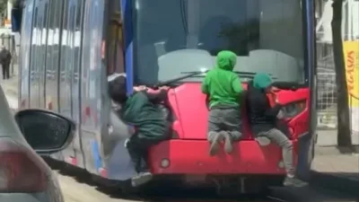 Bursa’da tramvayın arkasına tutunarak ilerleyen 3 çocuk, tehlikeli yolculuklarıyla yürekleri