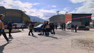 Bursa’nın İnegöl ilçesinde yokuş aşağı inerken freni patlayan vinçten atlayarak