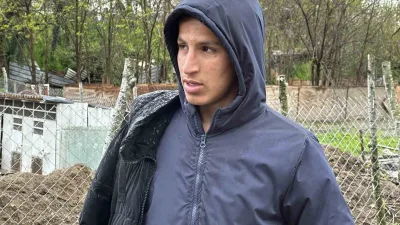 Sakarya Nehri’ne akrabasıyla birlikte balık tutan yabancı uyruklu çocuk, oltaya