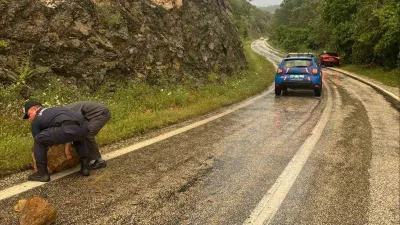 Bilecik’in İnhisar ilçesinde etkili olan aşırı yağış ardından yola taş