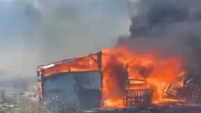 Balıkesir’in Ayvalık ilçesinde çıkan ahır yangını ekiplerin yoğun müdahalesiyle söndürüldü.
