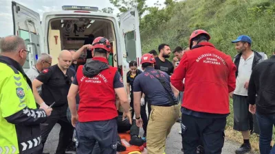 Balıkesir-Bursa karayolunda sürücüsünün kontrolünden çıkan tır yan yattı. Kazada sıkışan