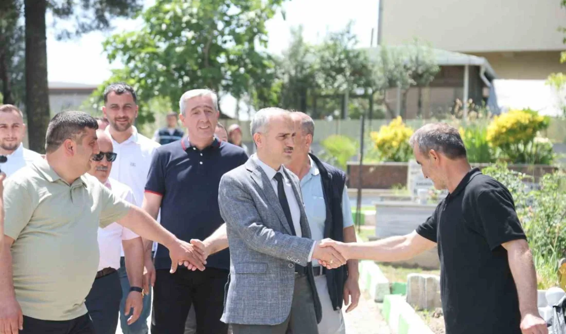 Çayırova Belediye Başkanı Bünyamin Çiftçi, Kurban Bayramı arifesinde yakınlarının kabirlerini