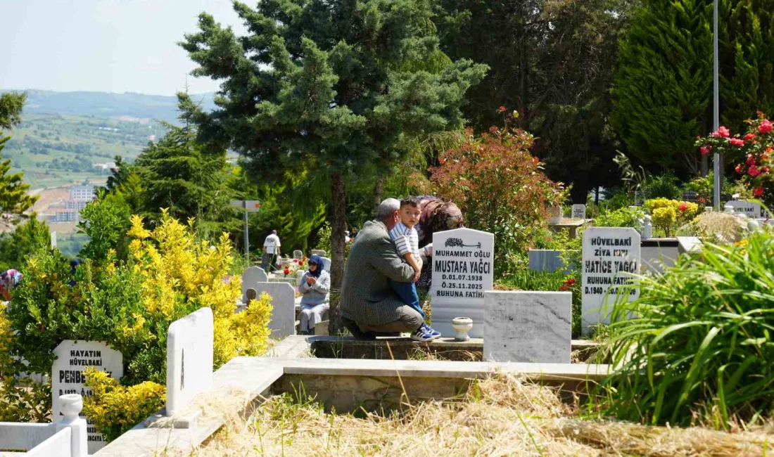 Kocaeli’de Kurban Bayramı arefesinde yakınlarının kabirlerini ziyaret eden vatandaşlar duygu