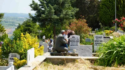 Kocaeli’de Kurban Bayramı arefesinde yakınlarının kabirlerini ziyaret eden vatandaşlar duygu