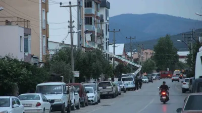 Çanakkale’nin Bayramiç ilçesinde, inşaatta profil borunun elektrik tellerine değmesi sonucu
