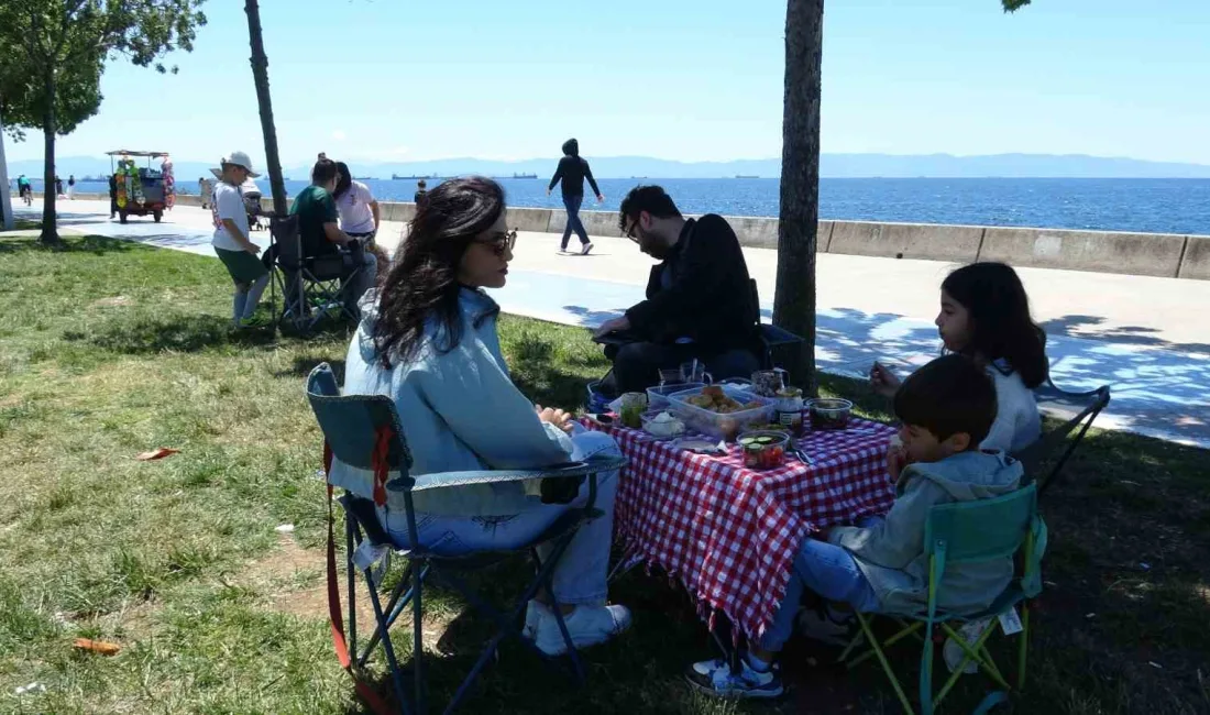 Pendik ve Kartal sahil şeridinde bayramın 4. gününde vatandaşlar aileleriyle