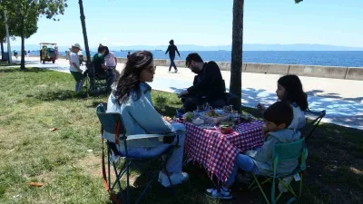 Pendik ve Kartal sahil şeridinde bayramın 4. gününde vatandaşlar aileleriyle