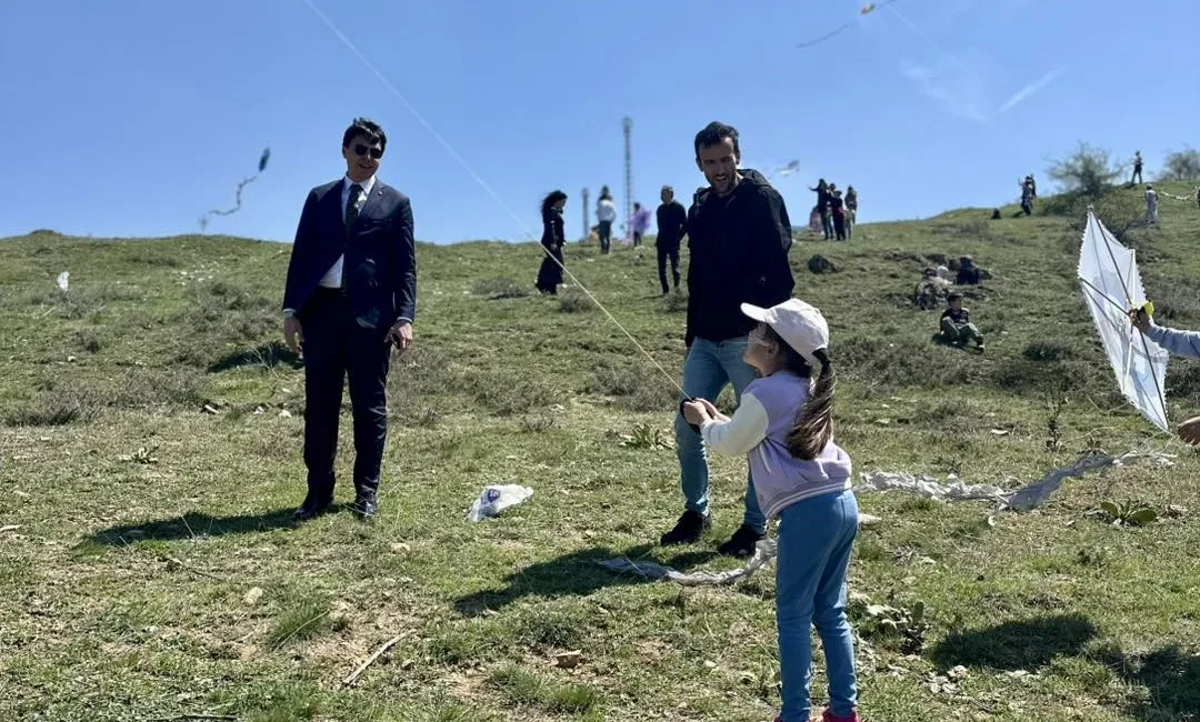 Bilecik’in Pazaryeri ilçesinde gökyüzü uçurtmalar ile renklendi. Pazaryeri ilçesinde düzenlenen