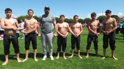Burhaniye ilçesinde, Atatürk Spor Salonunda Kubilay Berk Yeni’nin antrenörlüğünde çalışmalarını