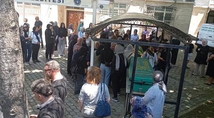 Bursa’nın Nilüfer ilçesinde bayram temizliği yaptığı sırada cam silerken binanın