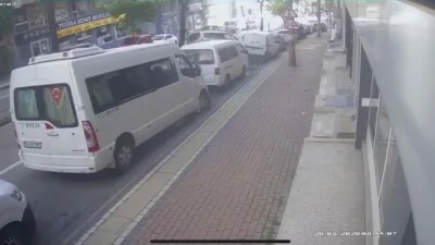 Bursa’da direksiyon hakimiyetini kaybeden sürücünün park halindeki 6 araca çarpmasıyla