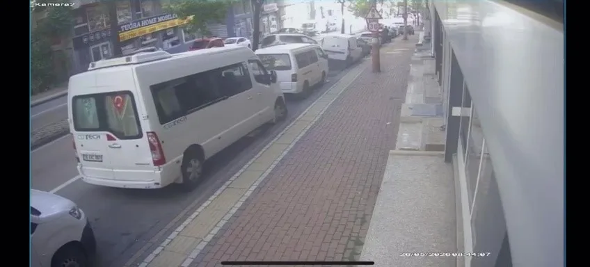 Bursa’da direksiyon hakimiyetini kaybeden sürücünün park halindeki 6 araca çarpmasıyla