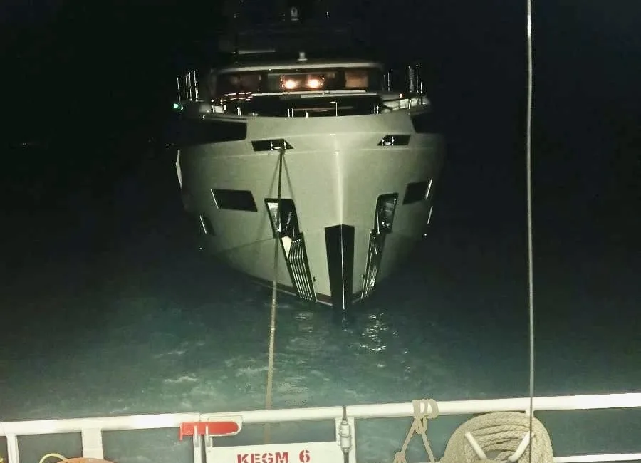 Çanakkale Boğazı’nda içinde 4 kişinin bulunduğu makine arızası yaparak sürüklenen