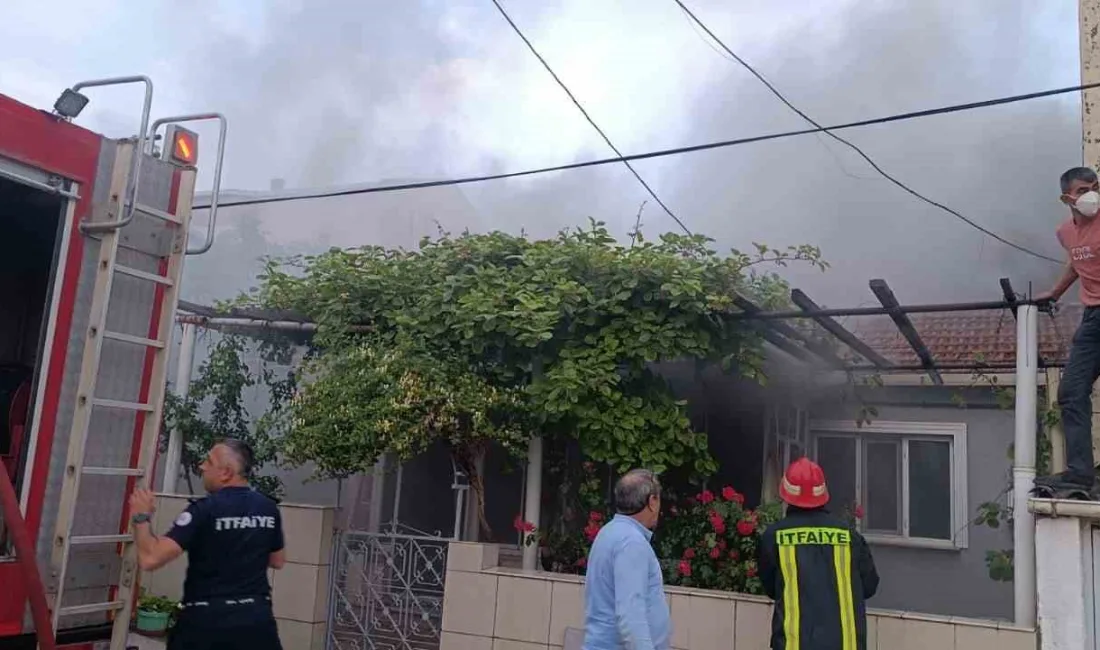 Çanakkale’nin Çan ilçesinde alevlere teslim olan ahşap ev kullanılmaz hale