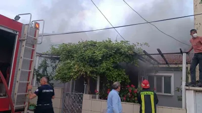 Çanakkale’nin Çan ilçesinde alevlere teslim olan ahşap ev kullanılmaz hale
