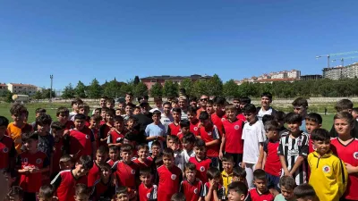 Sezonu Beşiktaş’ta tamamlayan Fenerbahçeli oyuncu Cengiz Ünder, Kurban Bayramı ziyareti