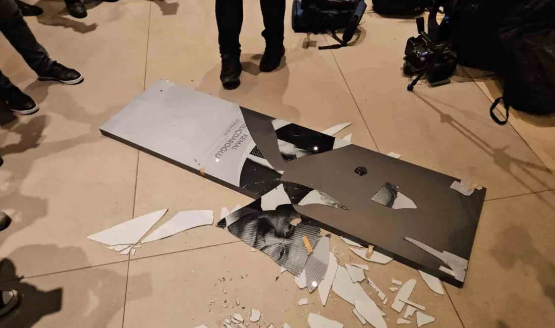 Cumhuriyet Halk Partisi (CHP) İstanbul il binası önünde toplanan kalabalık,