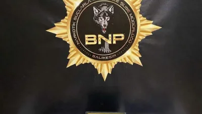 Balıkesir polisi şüphelendiği bir araçta yaptığı aramada çocukların ve gençlerin
