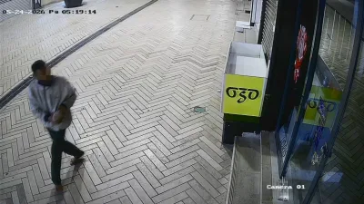 Kocaeli’nin İzmit ilçesinde cadde üzerindeki bazı dükkanların camlarını tahta ve