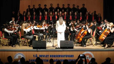 Edirne Lisesi öğrencilerinin hazırladığı konser programında sahne alan çok sesli
