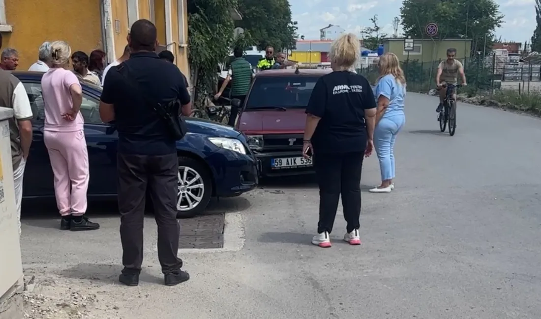 Edirne’de Bulgar plakalı otomobil ile başka bir otomobilin çarpıştığı trafik