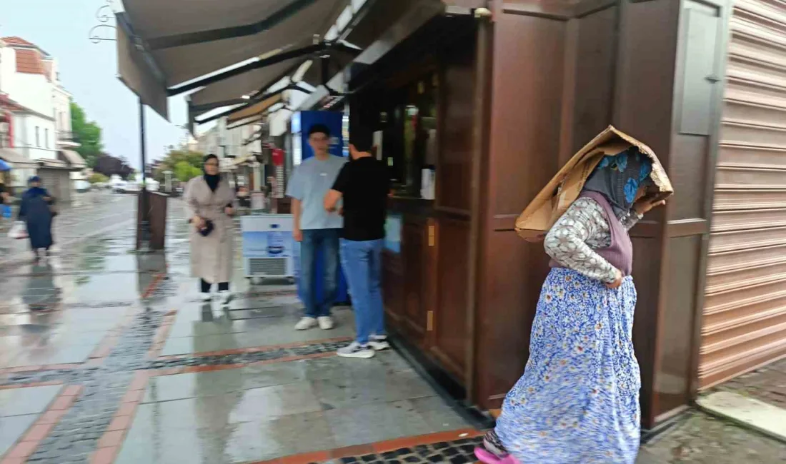Edirne’de etkili olan gök gürültülü sağanak yağışa hazırlıksız yakalanan vatandaşlar