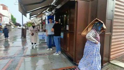Edirne’de etkili olan gök gürültülü sağanak yağışa hazırlıksız yakalanan vatandaşlar