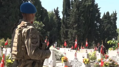 Arefe gününde şehit aileleri ve yakınları Eyüpsultan’da bulunan Edirnekapı Şehitliğini