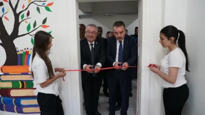 Edremit Belediyesi’nin destekleriyle yapımı tamamlanan Zeytinli Ortaokulu Kütüphanesi, düzenlenen törenle