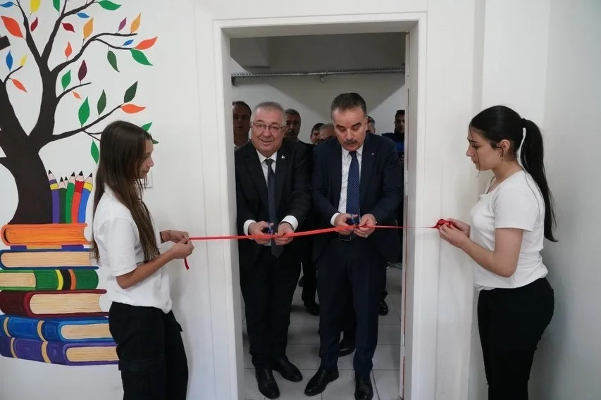 Edremit Belediyesi’nin destekleriyle yapımı tamamlanan Zeytinli Ortaokulu Kütüphanesi, düzenlenen törenle