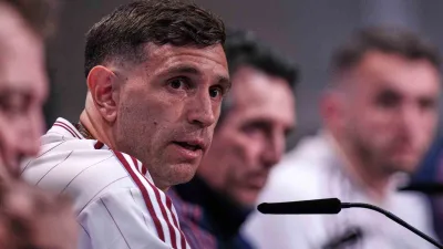Aston Villa’nın Arjantinli kalecisi Emiliano Martinez, UEFA Avrupa Ligi’nde Freiburg